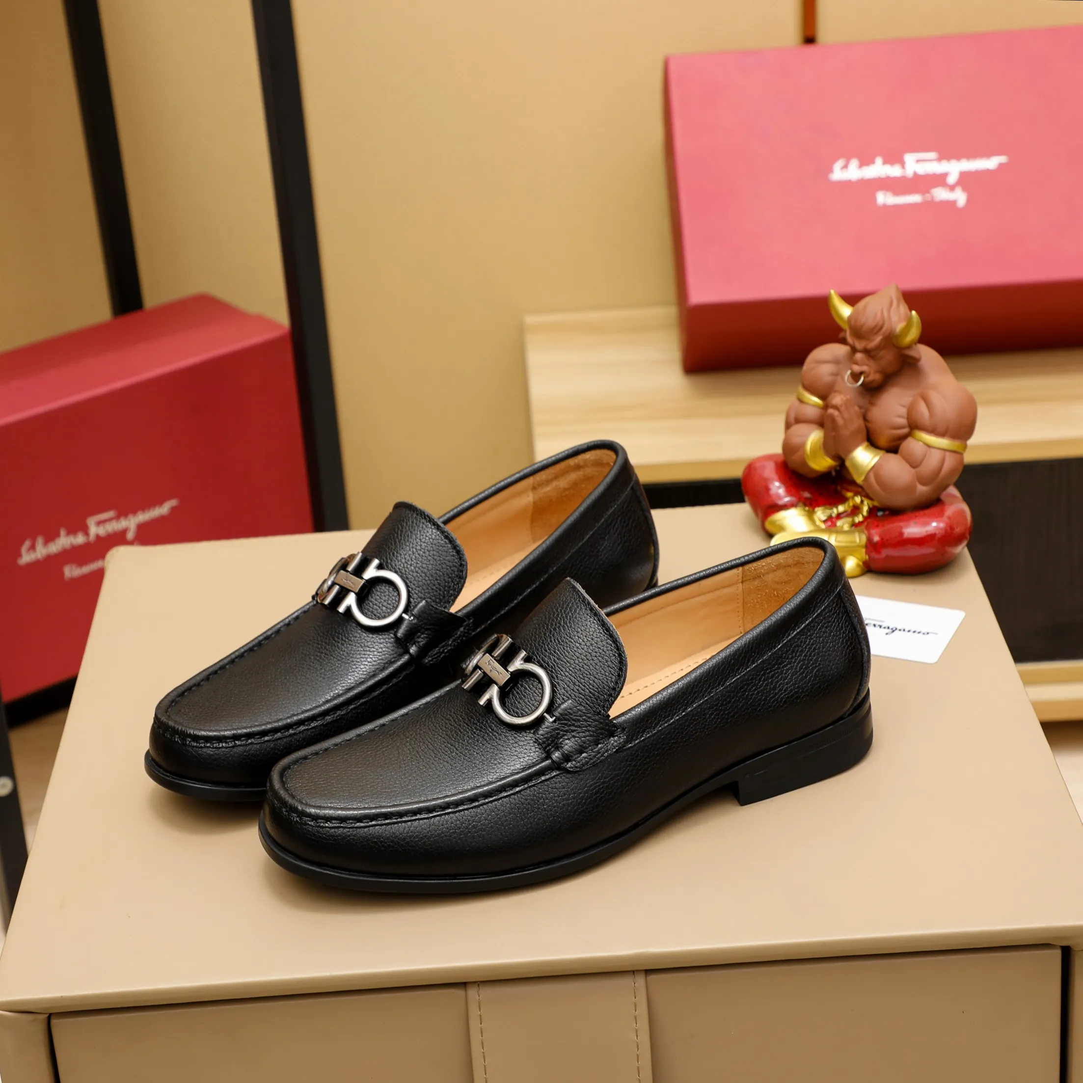 Men's clothing and shoes 💰460 🔥Ferragamo's new men's casual slip-on shoes🇨🇳Official website original 1:1 mold opening, original quality💯Fine workmanship, high-end luxury☘The upper is made of imported Italian first-layer cowhide🌴Luxury🐂leather lining🍓Rubber wear-resistant and non-slip outsole, breathable and comfortable to wear🍍The first choice for high-end men, black, size 38-45